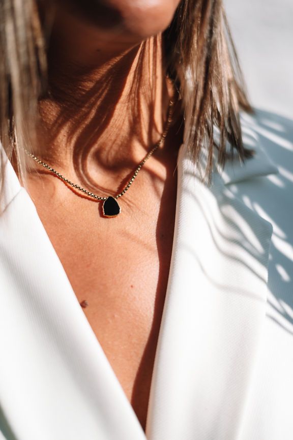 [slcollier-ANDREA-onyx] Collier en perles hématites et pierre semi-précieuse sertie - Le monde est stone - ANDREA - Onyx
