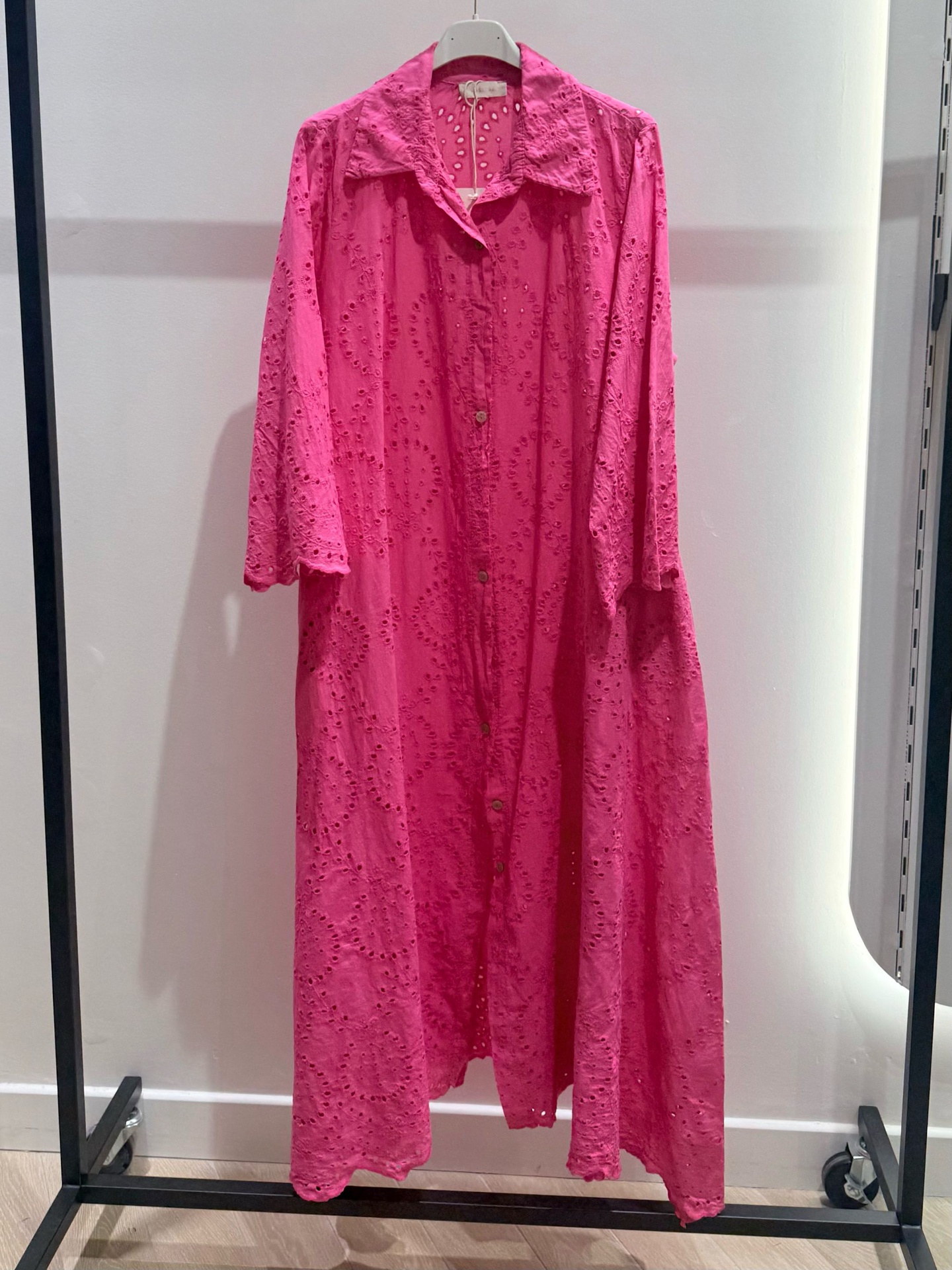 Robe chemise en broderie anglaise - Fuchsia