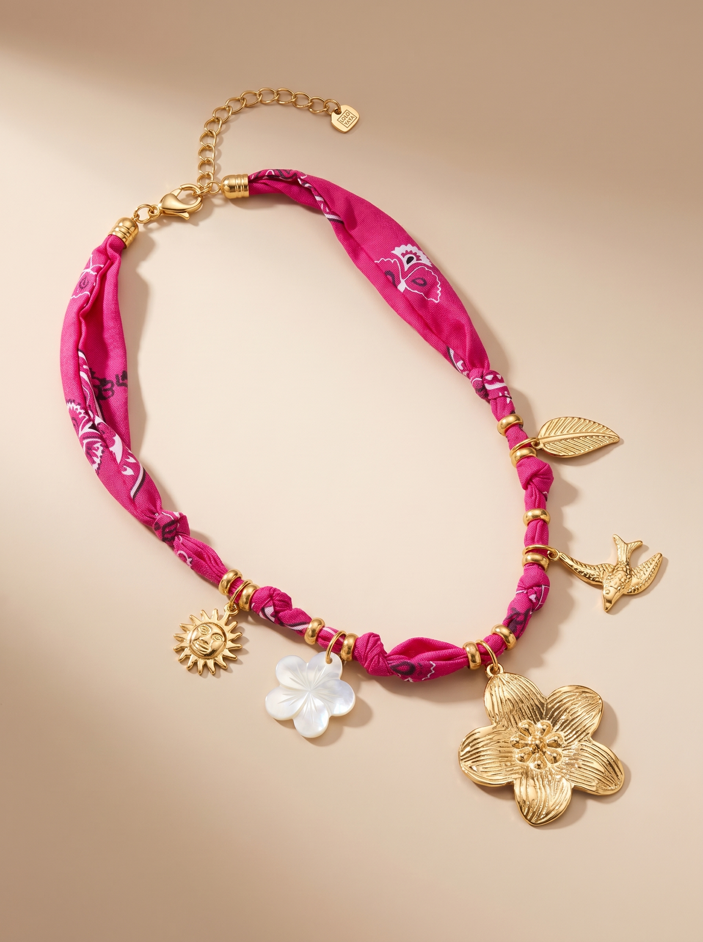 Collier en tissu avec charms fleur - Adhara - Fuchsia