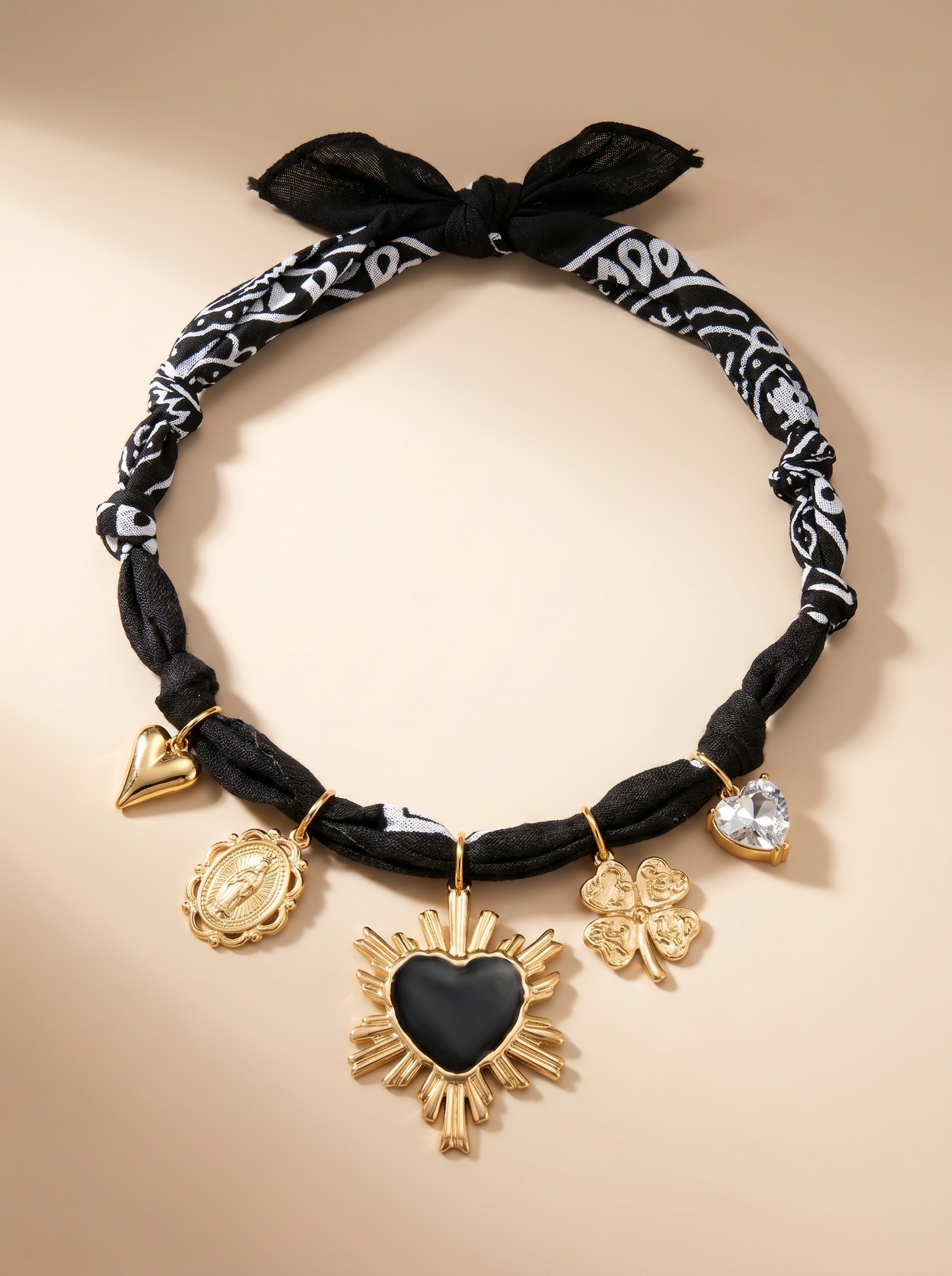 Collier en tissu avec charm coeur - Noir
